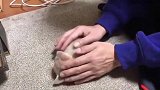 不管把睡着的小奶猫放到地毯上多少次，它都会醒过来回去