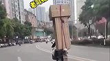 这大爷车技真牛，摩托车拉冰箱