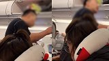 男子飞机上脱鞋怼安全员：你跟我说就不对！