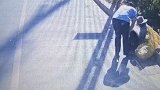 大爷为看望孙子徒步前行 体力不支瘫坐路边 好心司机上前救助