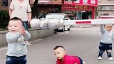 爷爷教三胞胎过拦路杆，结果被老三“打脸”了