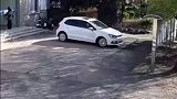 是时候表演真正的技术了，倒车入库，严丝合缝