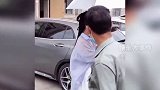 张含韵穿短裙被男代拍起哄，张含韵求男代拍不要蹲下拍娱乐播报台