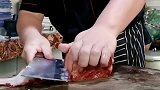本想给广东爷爷买点猪肉吃，只是看到老板的刀工，我有点懵圈了！