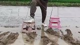 男子为了不让鞋子脏竟用起椅子来走路