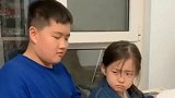 妹妹不让哥哥写作业，当看到他既无奈还没办法的表情，笑死我了！