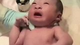 这个宝宝火了，一出生就会喊“妈妈”了，在场的医生护士都笑翻了