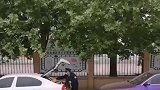 白天当完保安，下午换身衣服，为了生活而打拼，太不容易了