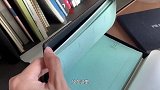 张皓宸为我们展示他收藏的一些本子和笔，真的好好看哦