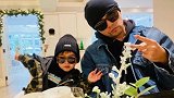 周杰伦又和儿子同框秀幸福，2岁小小周戴墨镜凹造型比爸爸还抢镜