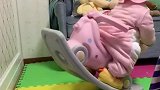降温了，早上婆婆要给宝穿棉服，我说不要，我下班回家见到这样的