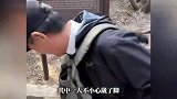 “你咋骑老头下山”，小伙爬山崴脚被70岁大爷背下山，一路闲聊被轮番暴击