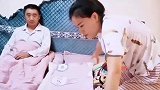 女子睡觉时在床上放隔断，下一秒老公拿出工资，女子的反应亮了