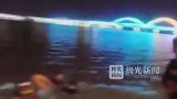 女子在防洪纪念塔不慎落水！俩大哥见情况危急紧急下水救人，民警纵身跃江将三人全部救上岸！