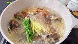 裙带菜鲫鱼汤，汤鲜味美，营养丰富