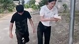 在路边看到一美女，想找一下童年的回忆，结果一点都不配合