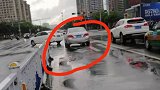 广西一女游客曝光黑车 拍视频时被扇耳光