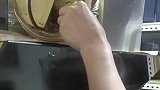 女子做完饭后，在油烟机管道发现一只兔子