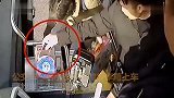 早起傻一天？小伙坐公交直接把手机塞投币箱
