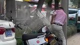 男子骑车途中手机突然自燃
