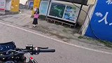 摩托骑手搭讪被拒，尴尬驾车离开