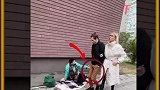 男人偷偷的给流浪者一些钱，意想不到的事情发生了