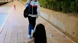 兄妹情深，妹妹接哥哥放学