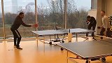 要转行？卡卡与友人打乒乓球 这架势不逊国手
