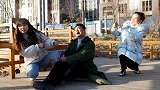 阿宝没钱买零食，假装乞丐向路人乞讨，谁知却丢了工作得不偿失