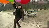 美女发气球，被气球带飞起来，路人赶紧帮忙笑死我了