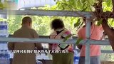 大爷大妈河边“放生矿泉水”，怒怼劝阻者：影响诚心
