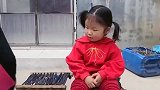 妹妹在洗脚呢
