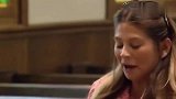 棺材里的男子被亲得满脸唇印，结果却让路人吓一跳