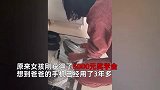 研三女孩用6000元奖学金，偷偷给爸妈一人换一部新手机，爸妈惊喜拆箱