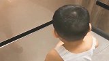 原本希望宝宝能独自把雪糕拿出来就够了，下一幕意外了