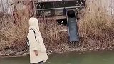 咱也不知道这鱼塘主人咋想的，湖面结冰还倒入这么多鱼？