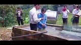 越南风俗十八岁女孩成人礼，女孩们排队接受洗礼