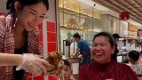 月嫂喂宝宝吃饭，户主就喂月嫂吃饭，这样的方式你们会不会接受？