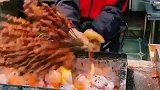 跟朋友在广东路边烧烤店点了份烧烤，这烧烤的手法也太秀了吧！
