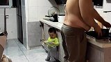 爸爸做饭儿子陪着。两个人各干各的互不打扰