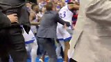 美国大学联赛暴发罕见激烈冲突！现场混乱狼藉堪比奥本山宫殿事件