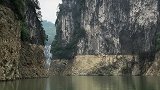 两岸山壁犹如天然国画，真是江山如画啊
