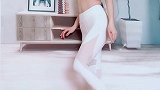 瑜伽美女的一字马表演动作精彩有看点！