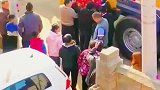 姚家女儿远嫁甘肃，九十九台吊车全程护送娘家人给的底气真足