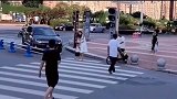 女子领着孩子过马路被鸣笛催促,男子弃车拦路
