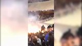 “大爆炸”太恐怖了！雅典AEK球迷场内投掷汽油弹