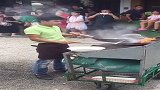 泰国网红！炒好的空心菜扔出10米接住了！