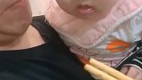 爸爸抱着孩子这样吃饭真的好么