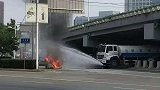 车辆卷入秸秆起火 路过洒水车秒变消防车