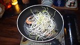 大虾怎么吃好吃家常做法，营养又好吃的大虾炒绿豆芽，超级下饭